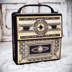 CRAFTAAMO WORKSHOPS SUNDAY 9:00-12:00 matkalaukun muodossa oleva albumi