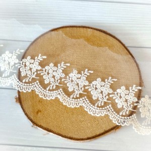 Koronka kremowa na tiulu 2 - 1m.