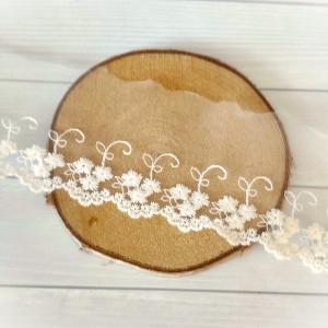 Koronka kremowa na tiulu 3 - 1m.