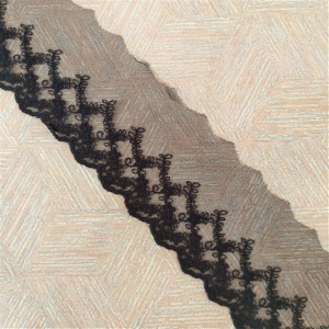 Koronka czarna na tiulu - 1m.